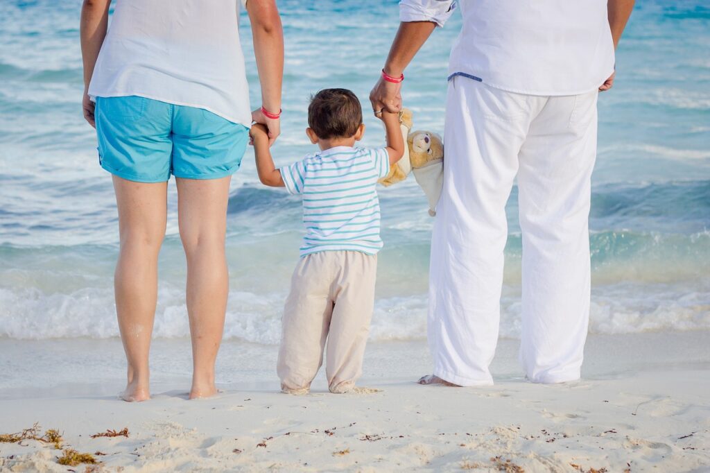 family, beach, child-1111818.jpg